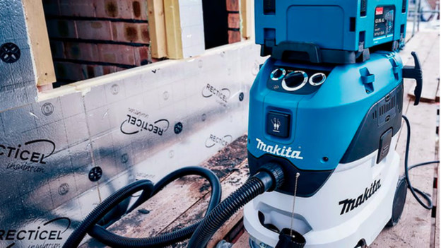 A Makita construction vacuum on the power grid