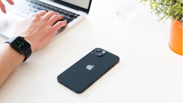 iPhone 12 op tafel