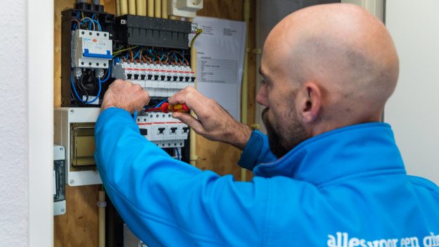 Coolbluer adjusting the fuse box