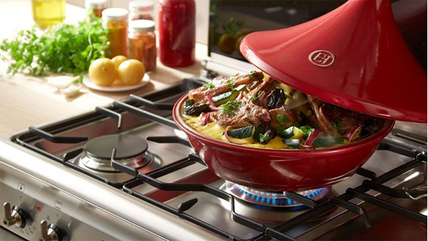 Tajine op gasfornuis met ingrediënten