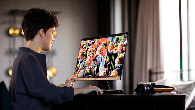 Woman uses her 4K monitor to look at the royal couple.