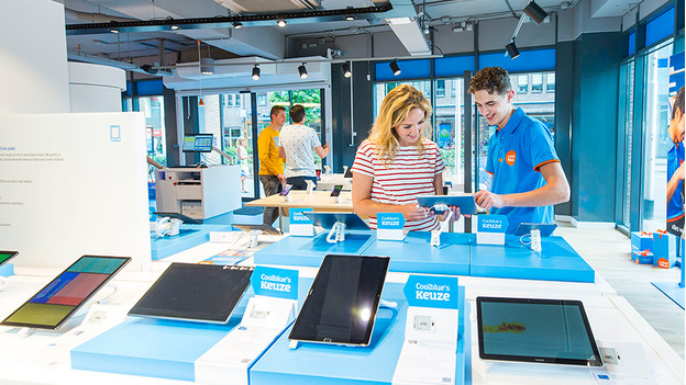 tablet bekijken in coolblue winkel met advies
