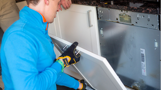 ginder opzettelijk Verzwakken Hoe bouw je een vaatwasser uit? - Coolblue - alles voor een glimlach