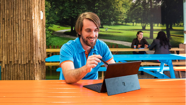 Coolblue medewerker werkt met stylus pen op het touchscreen van de Microsoft Surface Pro.