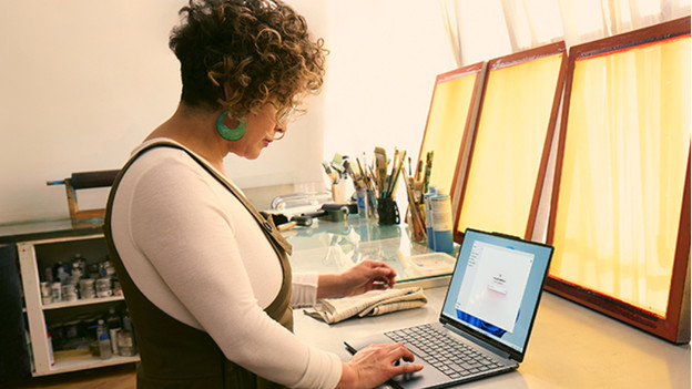 Vrouw die werkt op een Windows laptop.