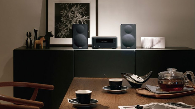 Met een radio muziek afspelen