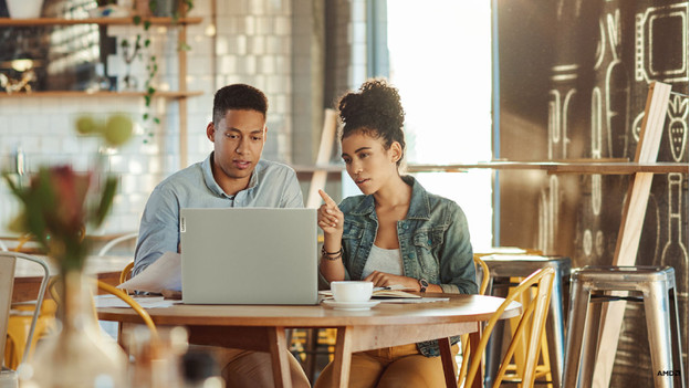 Twee mensen met een Lenovo laptop.