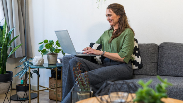 Vrouw achter de laptop