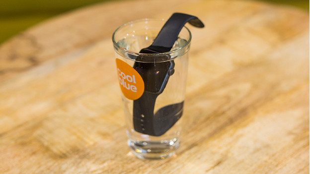 How to wear online apple watch in water