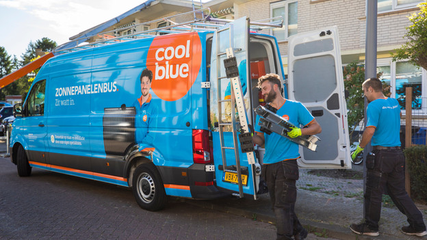 Coolblue solar panel bus