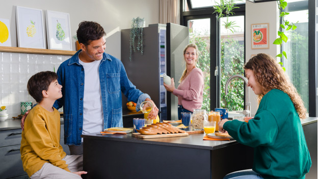 Gezin in de keuken