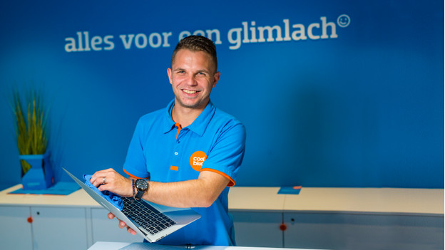 Specialist maakt laptop schoon