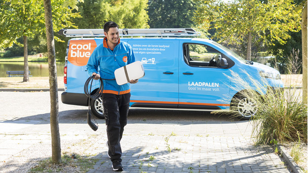 Coolblue installateur met laadpaal