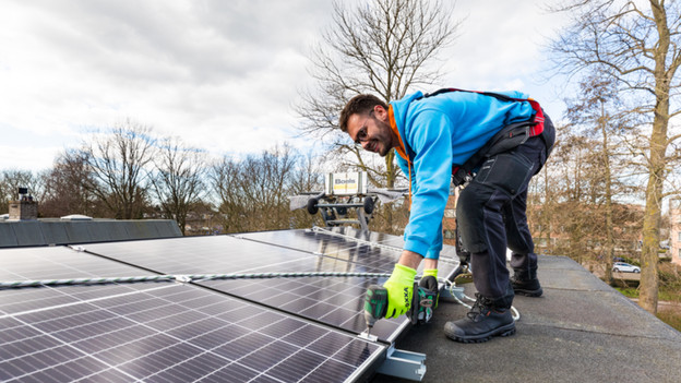 Coolblue'er controleert zonnedak