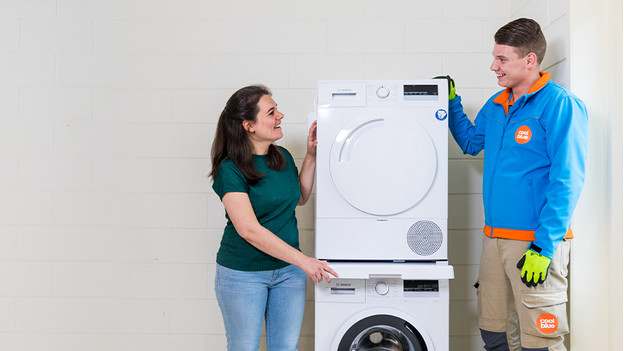 Wasdroger op wasmachine met behulp van tussenstuk