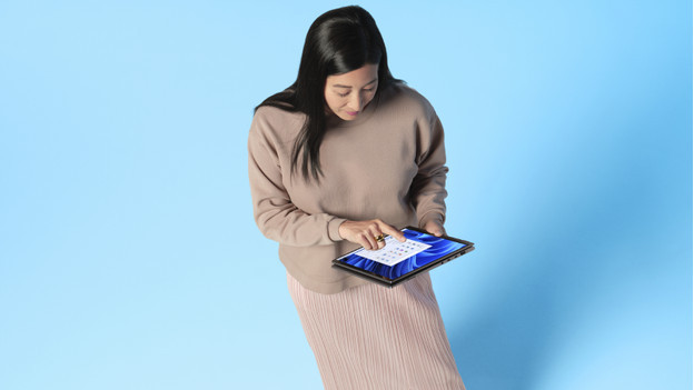 Vrouw die met een Windows laptop werkt