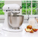 KitchenAid Classic Mixer 5K45SSEWH Wit product in gebruik