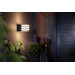 Philips Hue Lucca Wandlamp White Buiten product in gebruik