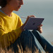 Apple iPad Mini 6 64GB Wifi + 5G Paars product in gebruik