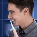 Oral-B iO 6n Zwart en Lichtroze Duopack + opzetborstels (8 stuks) product in gebruik