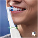 Oral-B iO Ultimate Clean Wit met kleurindicator (8 stuks) product in gebruik