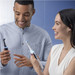 Oral-B iO Series 8 Zwart en Wit Duo Pack met extra opzetborstel product in gebruik