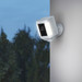 Ring Spotlight Cam Plus - Wit - Zwart + usb-C zonnepaneel product in gebruik