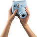 Fujifilm Instax Mini 12 Pastel Blue product in gebruik