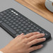 Logitech Pebble Keyboard 2 - K380s Graphite Qwerty product in gebruik