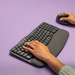 Logitech Wave Keys Draadloos Ergonomisch Toetsenbord QWERTY product in gebruik