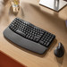 Logitech Wave Keys Draadloos Ergonomisch Toetsenbord QWERTY product in gebruik