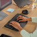 Logitech Wave Keys Draadloos Ergonomisch Toetsenbord QWERTY product in gebruik