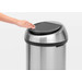 Brabantia Touch Bin 60 Liter Rvs Fingerprint Proof  + Vuilniszakken (120 stuks) product in gebruik