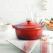 Le Creuset Faitout Braadpan 28 cm Kersenrood product in gebruik