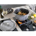 Staub Ronde Stoof-/Braadpan 28 cm Grafietgrijs product in gebruik