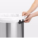 Brabantia Touch Bin 60 Liter Matt Steel + Vuilniszakken (120 stuks) product in gebruik