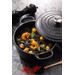 Le Creuset Signature Ronde Stoofpan 26 cm Mat Zwart product in gebruik