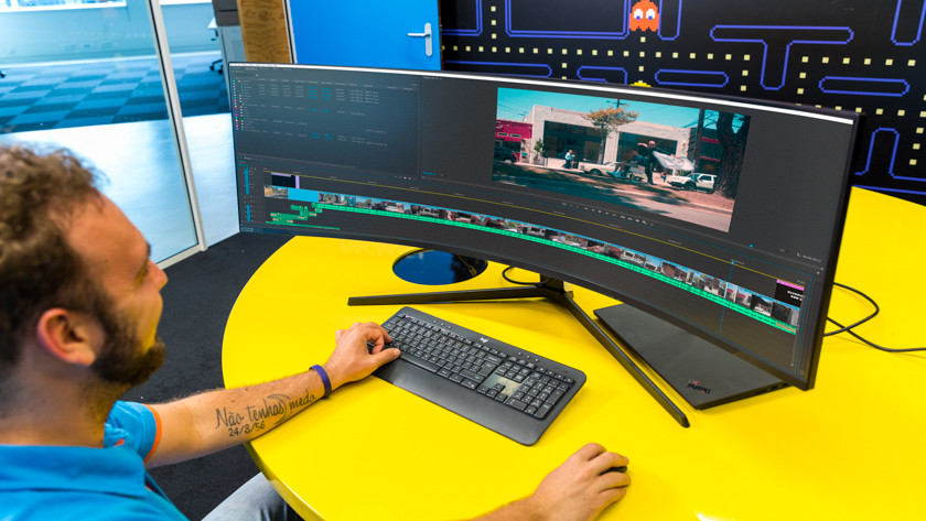 Specialist bewerkt video's in Adobe Premiere Pro op een ultrawide monitor