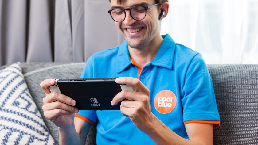 Jongen die onderweg op zijn Nintendo Switch gamet