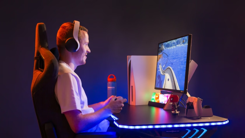 Jongen die met een headset op de PlayStation 5 speelt