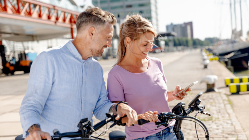 Man en vrouw op de fiets met fietsnavigatie