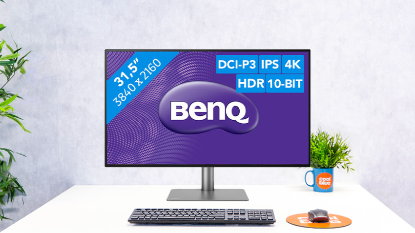 BenQ 32 inch monitor op een bureau