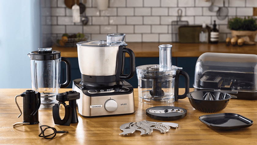 Food processor with accessories 
