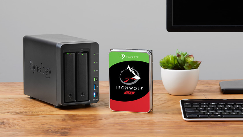 Een Seagate Ironwolf HDD naast een Synology NAS