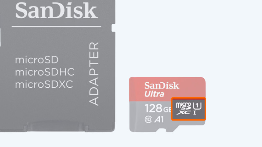 Een microSDXC kaart met adapter