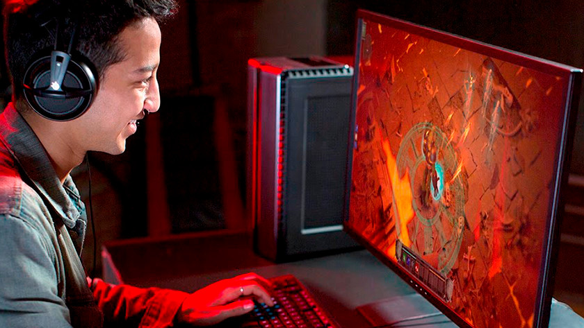 Gamer speelt Fortnite op zijn 4K monitor