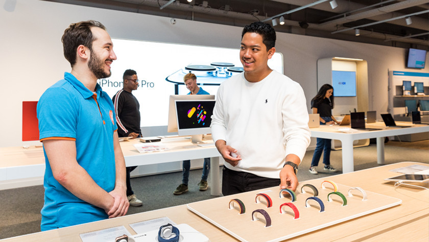 Apple producten bekijken in de winkel