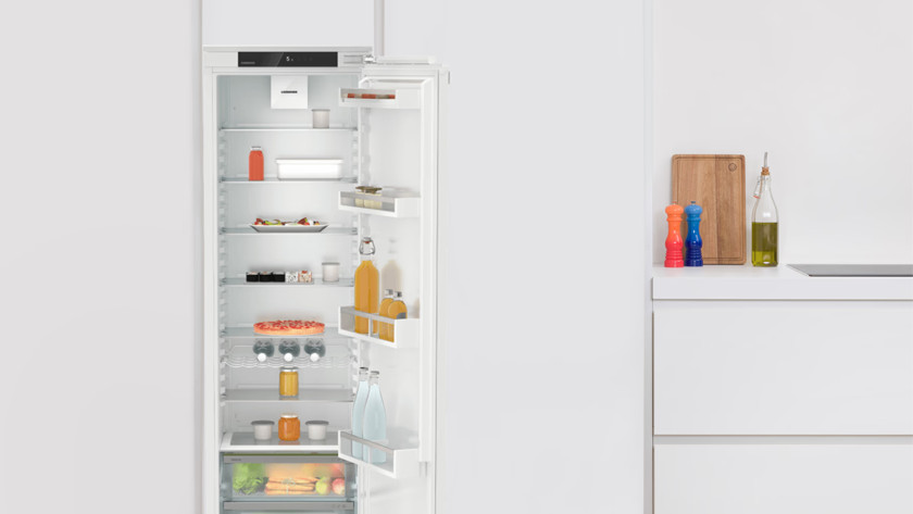 Built-in single-door fridge