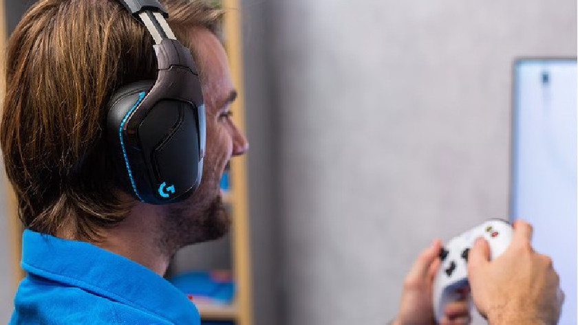 Jongen met een headset en Xbox controller in zijn handen