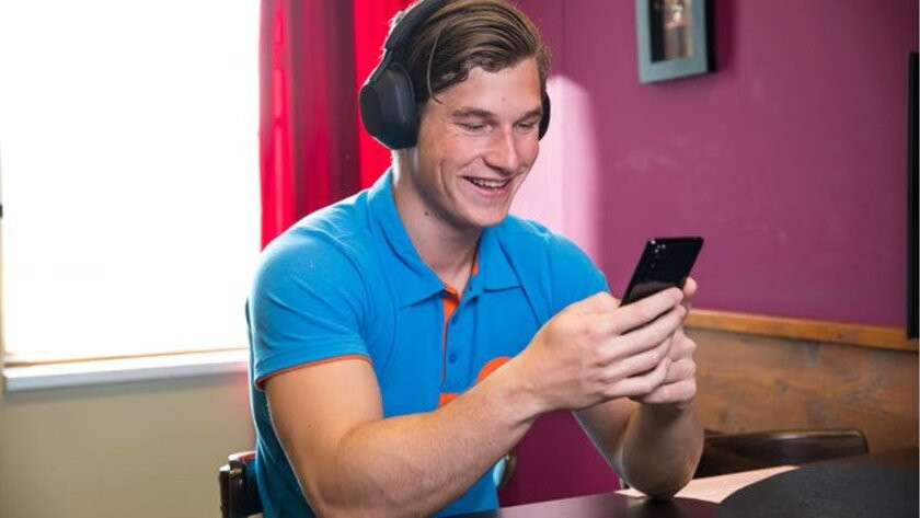 The difference between on-ear and over-ear headphones